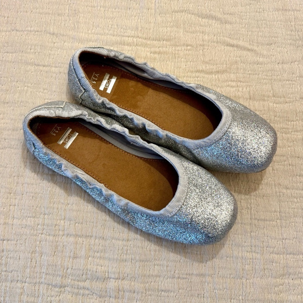 Brand new! Toms Silver Glitter Girls’ Ballet Flat, sz 3.5y